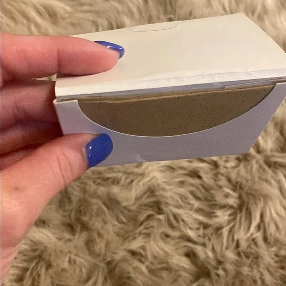 🎀 Free with ANY Purchase! E. L. F. Blotting Sheets - Picture 3 of 3